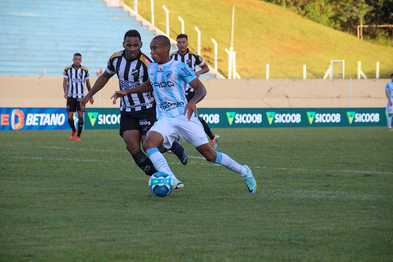 Tubar O E Voz O Duelam No Est Dio Do Caf E Edson Vieira Projeta