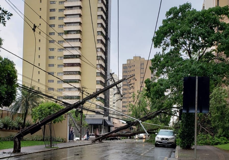 Temporal deixa rastro de destruição em Londrina e outras cidades da