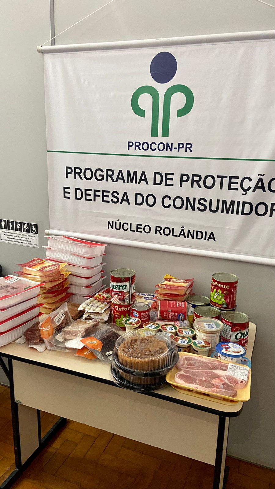 Após denúncia Procon de Rolândia recolhe produtos vencidos em