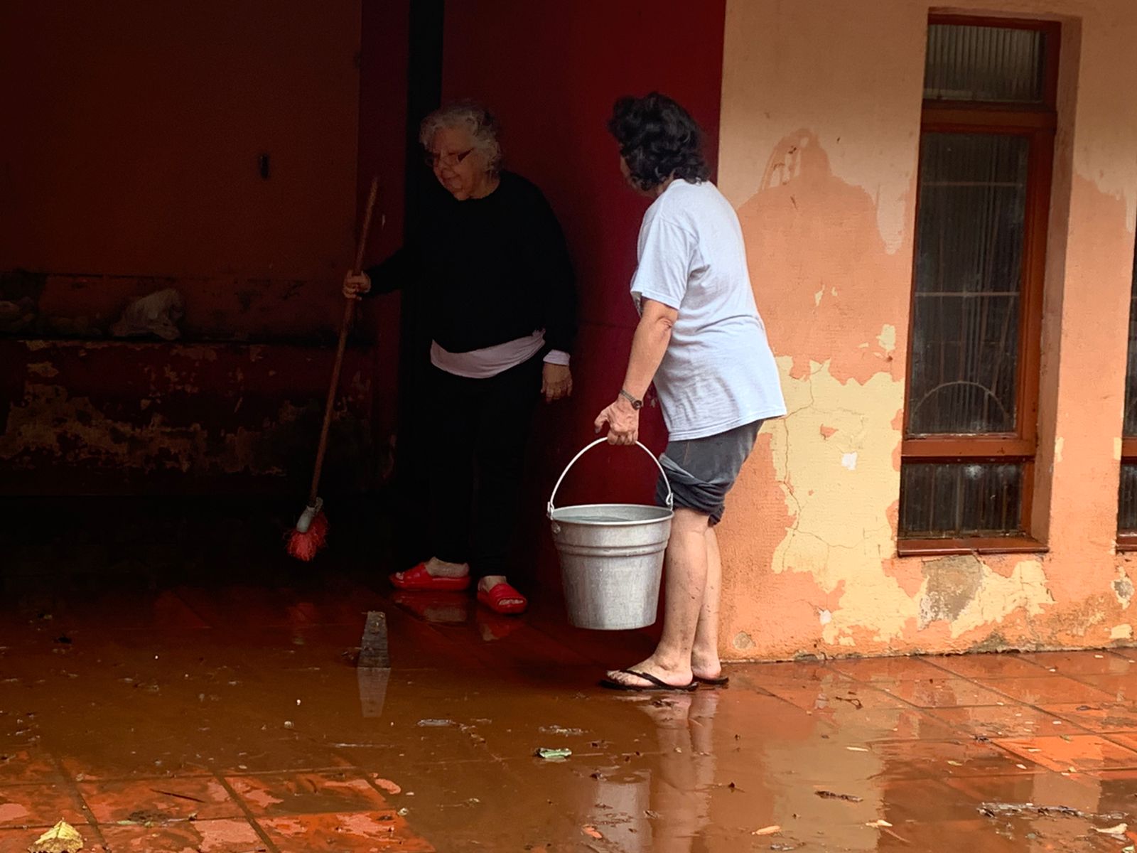 Chuva Forte Deixa Ruas Alagadas E Lama Invade Rcios E Casas Em