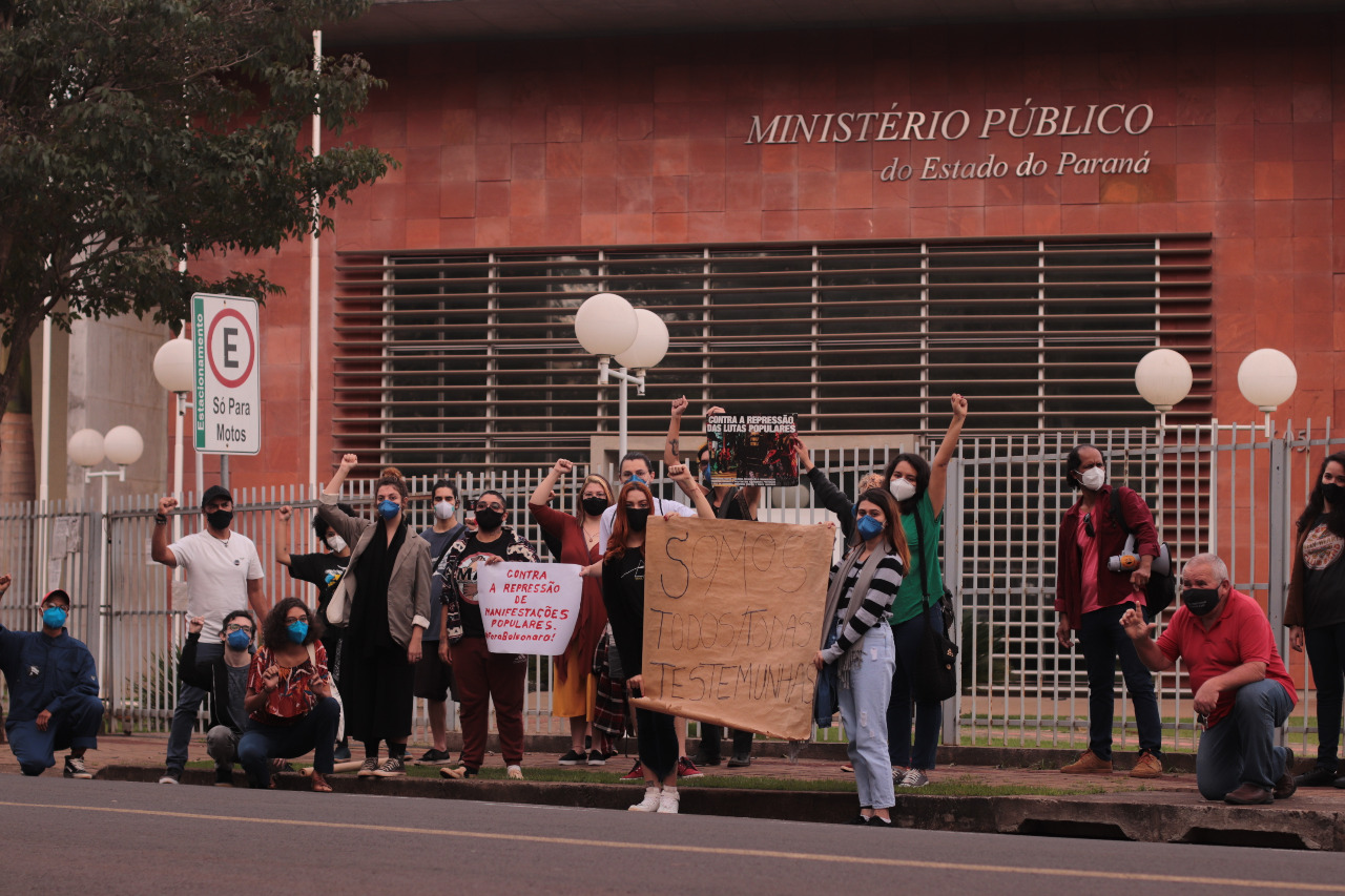 Manifestantes Se Mobilizam Em Frente Ao Ministrio Pblico Aps